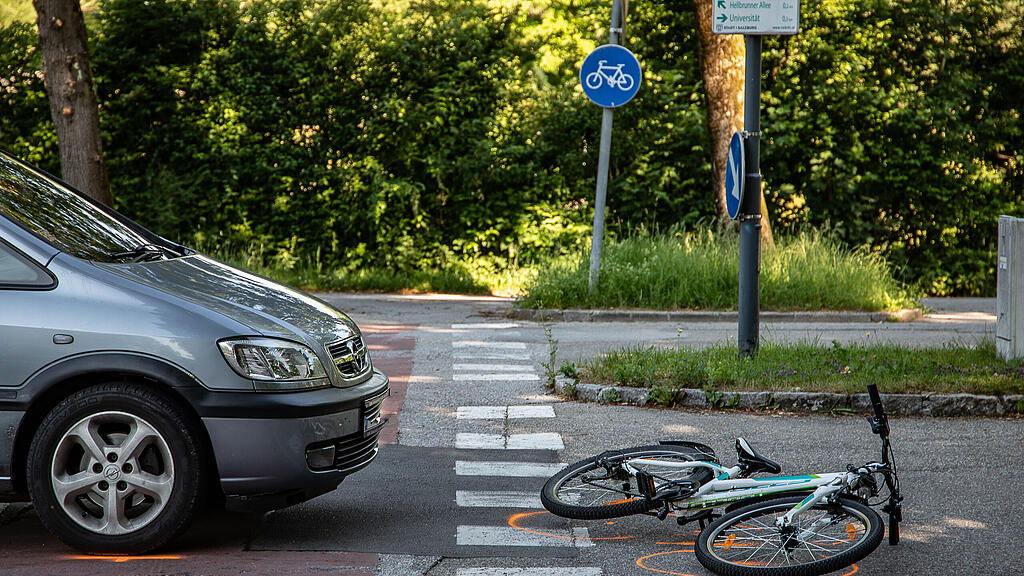 Salzburg-Süd: Auto erfasst Radfahrerin (9)
