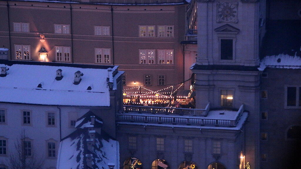 1. Adventlichterlflug der Paragleiter \u00fcber der Stadt Salzburg
