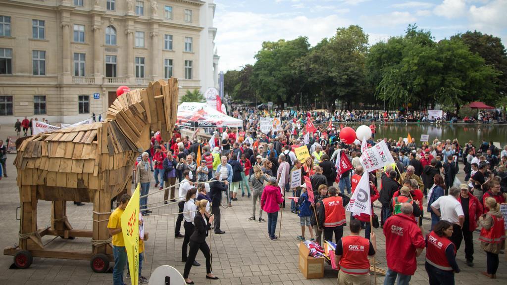 Demo gegen TTIP und CETA in Wien