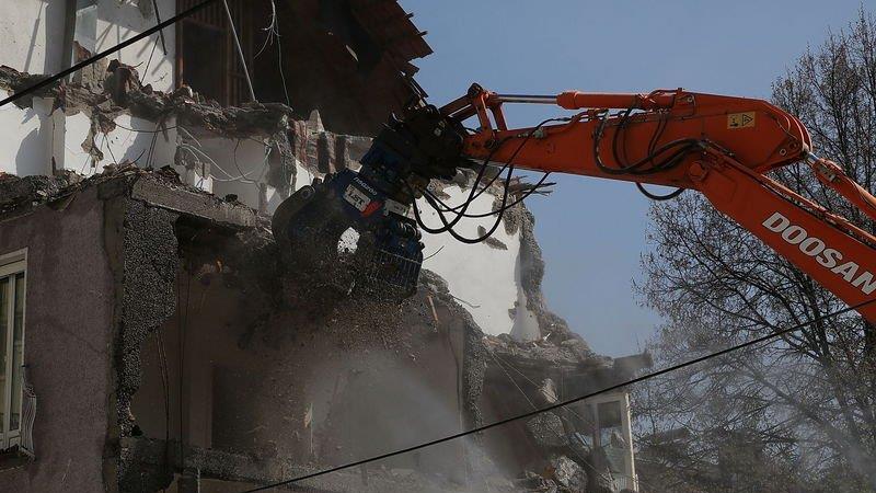 Bagger frisst sich durch Wohnblock