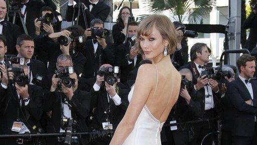 Karlie Kloss trägt einen Bob