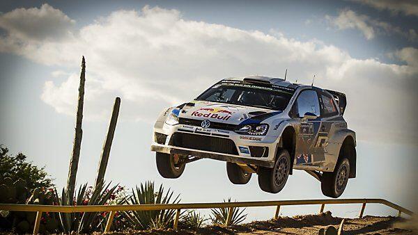 Sebastien Ogier springt in Richtung Sieg