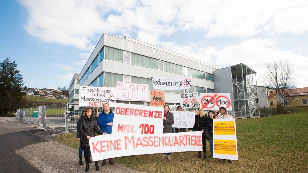 Pressekonferenz: Proteste gegen Asylwerberheim in Straniakstraße