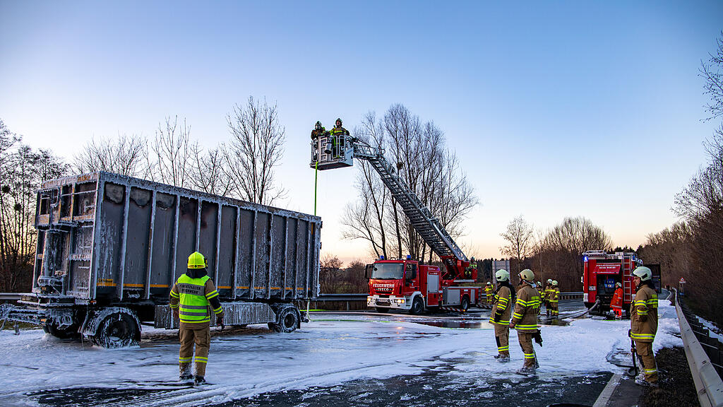 Lkw-Anh\u00e4nger in Nu\u00dfdorf in Vollbrand