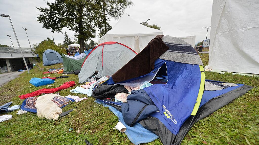 Seit Wochen harren hunderte Menschen am Grenzübergang aus.