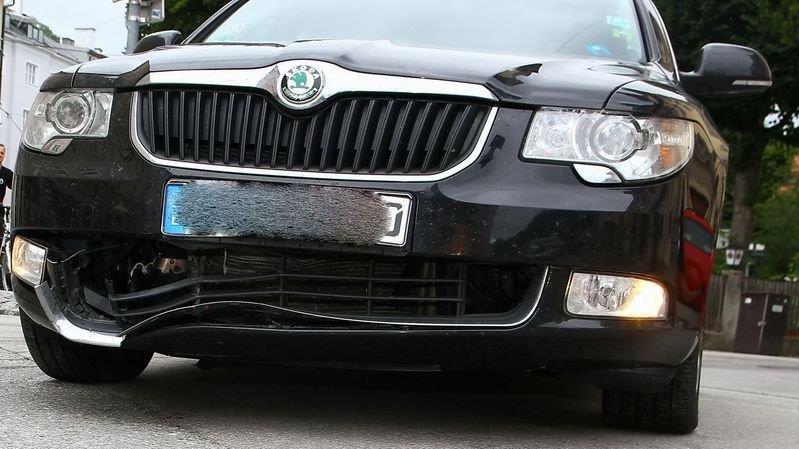 Deutscher Pkw prallt in Poller