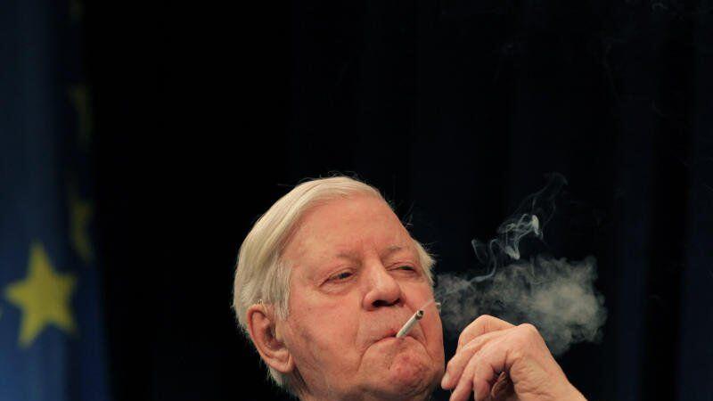 Helmut Schmidt ist leidenschaftlicher Raucher