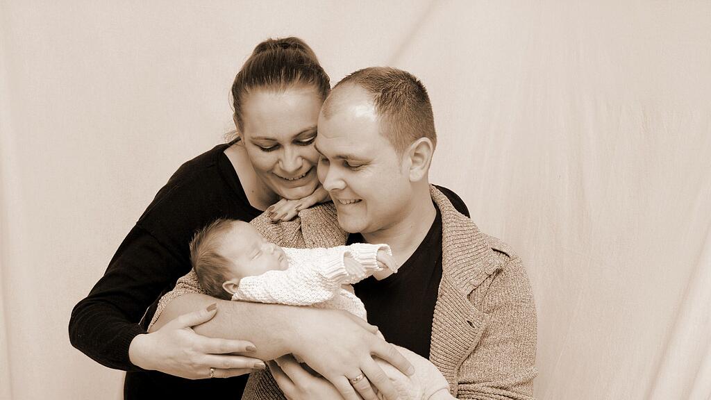 Die überglücklichen Eltern Ingrid und Benjamin mit ihrer Tochter Liah Sophie.