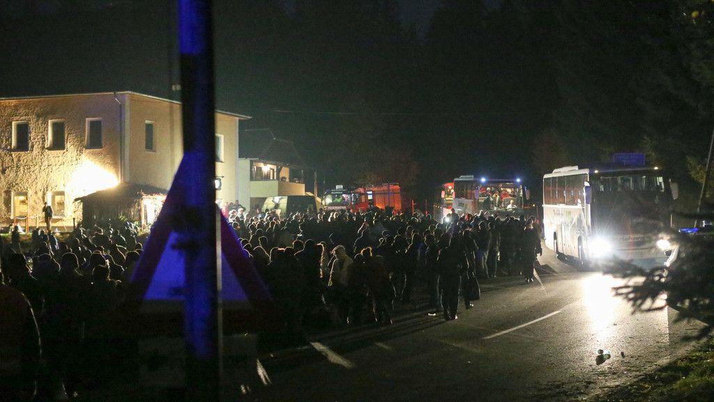 OÖ: Zahlreiche Flüchtlinge verbringen Nacht an Grenze