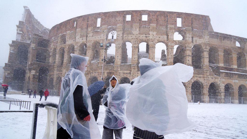 Rom versinkt im Schnee
