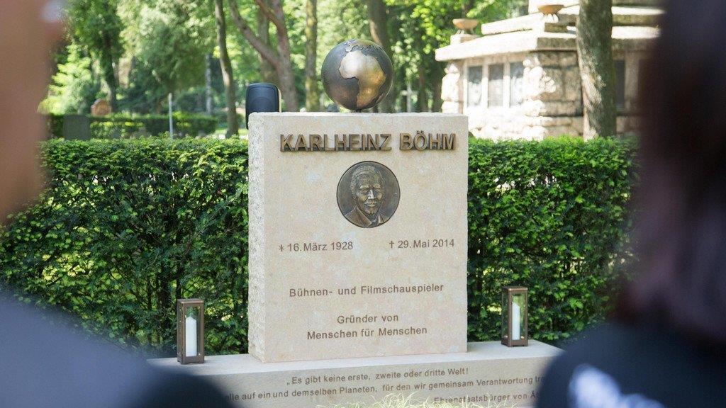 Trauerfeier am Ehrengrab von Karlheinz Böhm