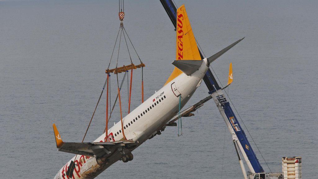 Flugzeug wird geborgen
