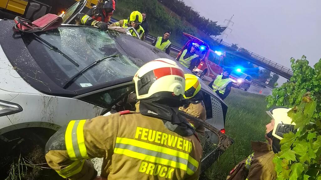Verletzter bei E-Auto-Überschlag auf B311 in Bruck