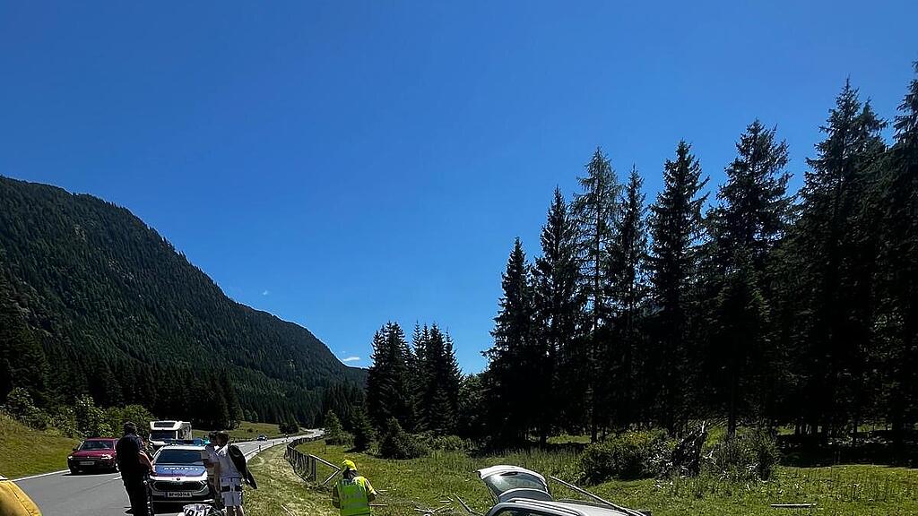 Auto kommt von B99 ab und durchbricht Heckenzaun