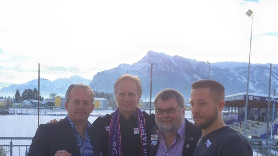 Andersen (zweiter v.li.) umringt von Sportdirektor Stöger, Obmann Windischbauer und Andreas Bammer (v.li.n.re.).