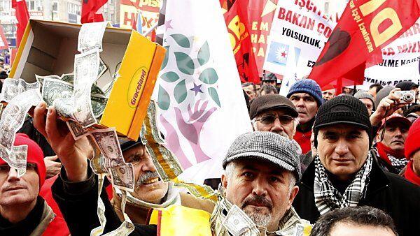 Wütende Proteste gegen die Regierung