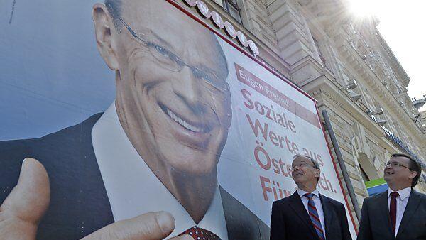 Eugen Freund begutachtet sein Wahlplakat