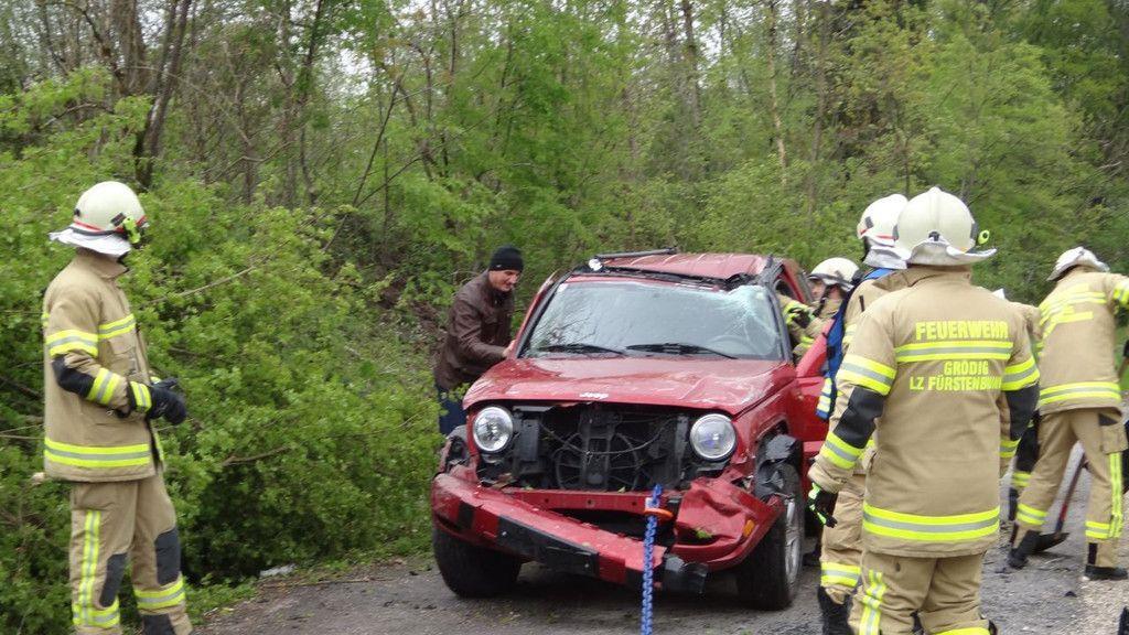 Grödig: Fahrzeug stürzt über Böschung