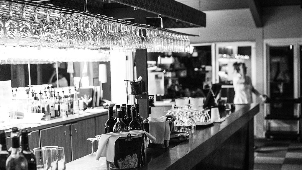 bar-264227_1920.jpg