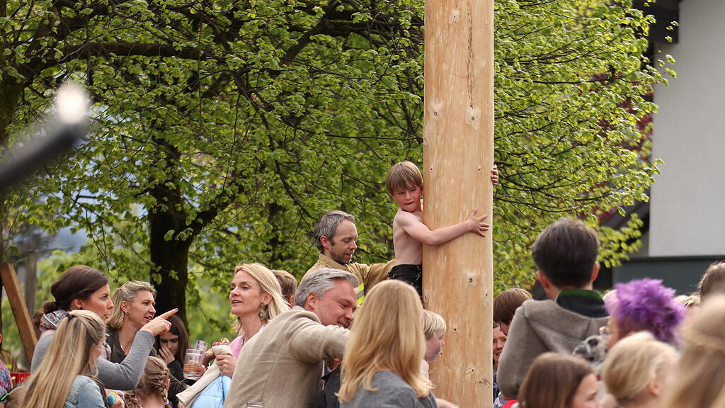 Maibaumaufstellen in Anif