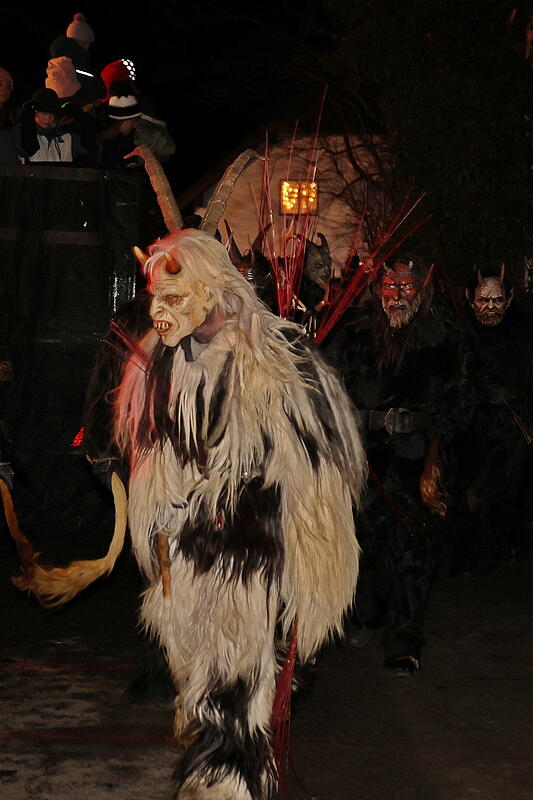 Anifer Krampuslauf am Dorfplatz