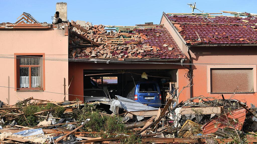 Sch\u00e4den nach Tornado in Tschechien
