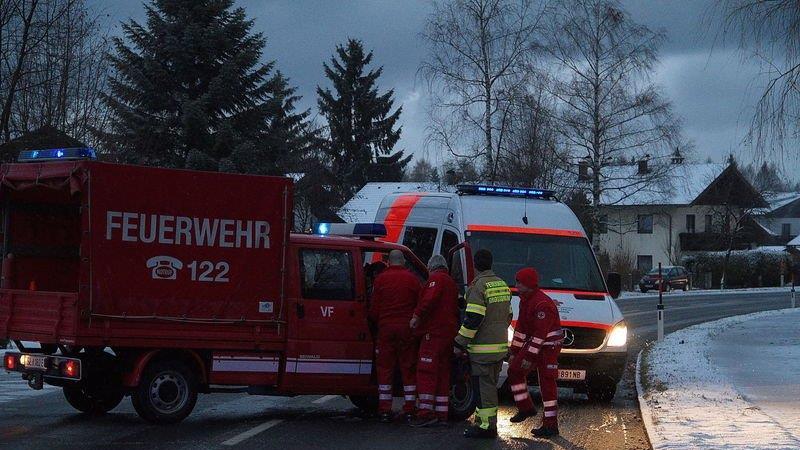 Krankenwagen landet im Graben