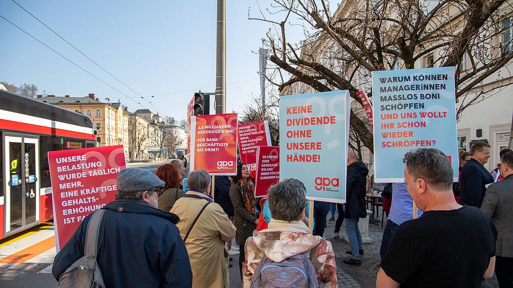 Protestkundgebung der Bankangestellten in Salzburg