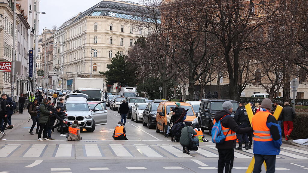 Klima-Protest rund um Wiener Naschmarkt