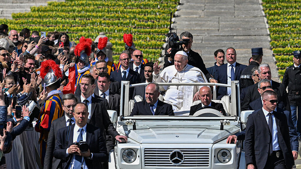 Papst erteilt Segen "Urbi et Orbi"
