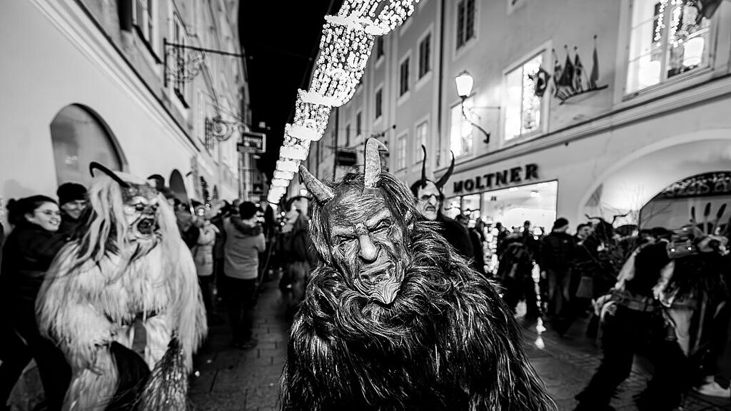 Lauf der Gr\u00f6diger Krampusse in der Altstadt