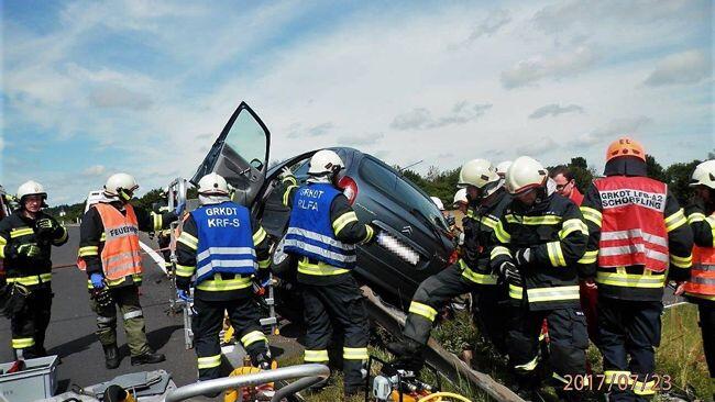 Der Pkw verkeilte sich bei der Autobahnauffahrt.