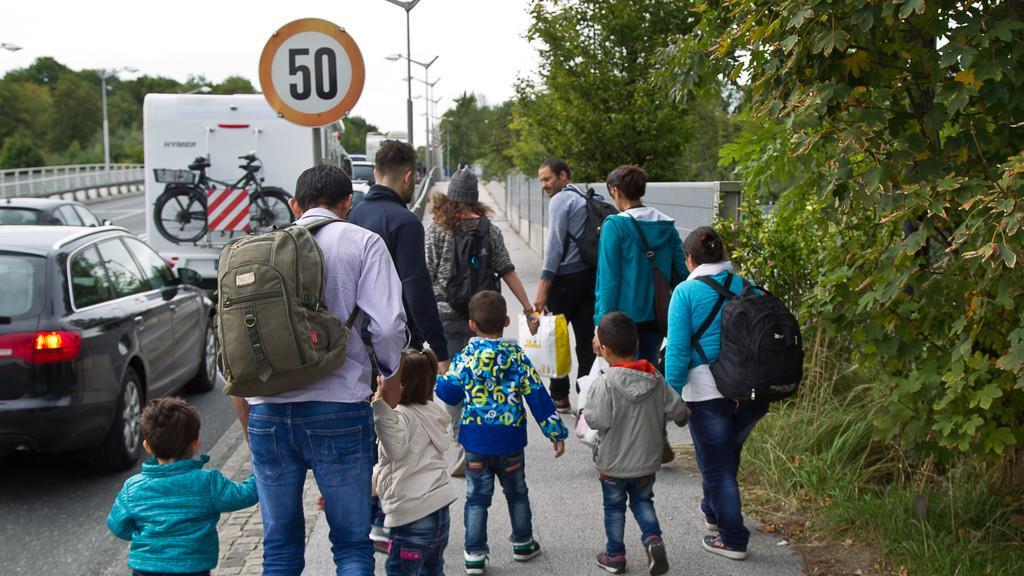 Flüchltinge zu Fuß von Salzburg nach Freilassing unterwegs