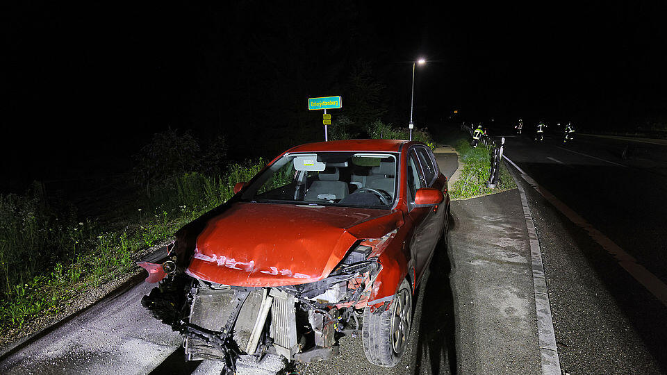Pinzgauer Pkw-Lenker crasht in BGL