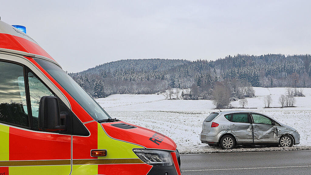 Pkw von Lkw gerammt