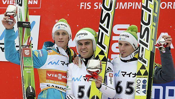 Drei Slowenen mit Pokal