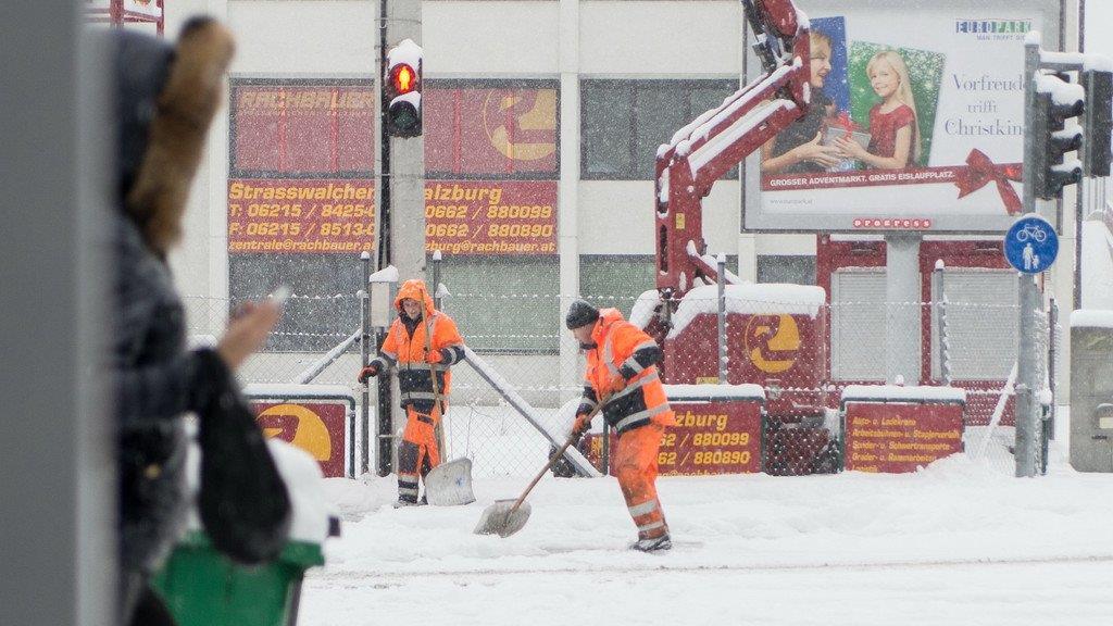 Schnee sorgt für Unfälle und Verkehrschaos: Innenstadt versinkt im Schnee