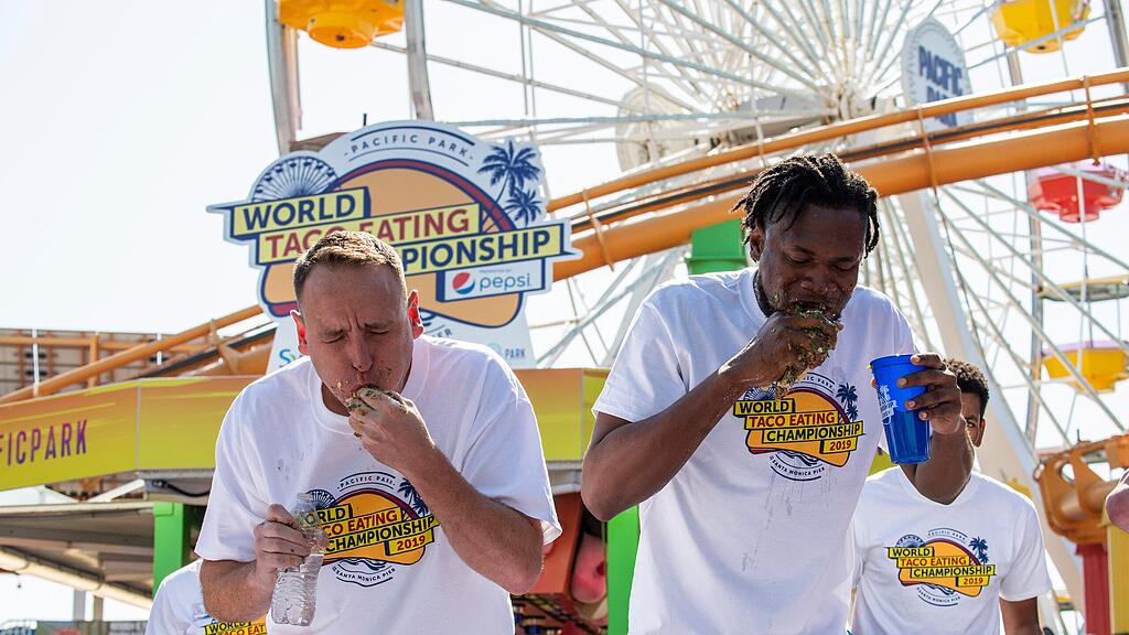 Joey Chestnut verschlingt 83 Hotdogs in 10 Minuten