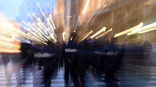 Polizei richtet großräumige Sperrzone ein