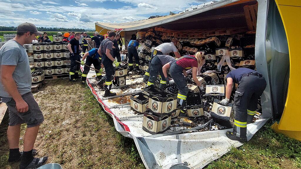 Lkw verliert Bierkisten in Weng im Innkreis