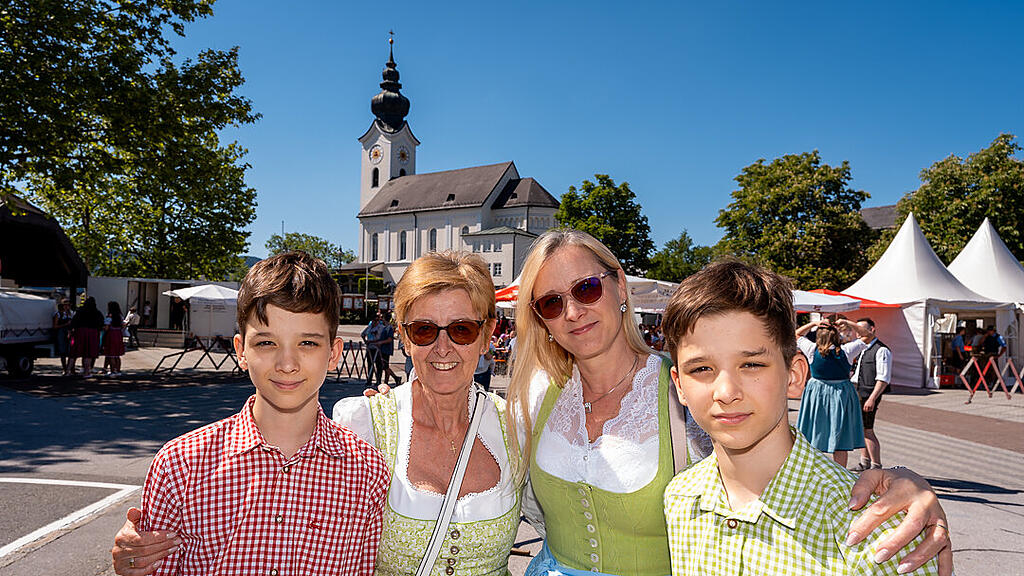 Maibaumaufstellen in Wals (am Kirchenplatz)