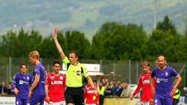 Schiedsrichter bei der Arbeit - so hart ist der Job als Referee.
