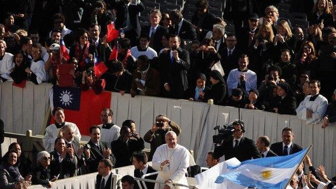 Zehntaussende Pilger bei Amtseinführung von Papst Franziskus