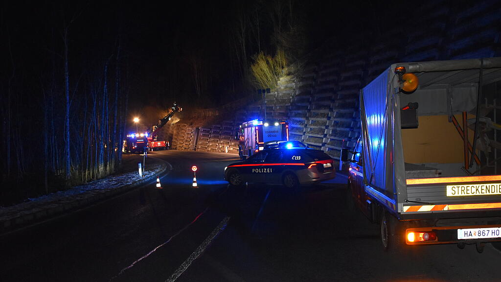 Fels st\u00fcrzt in Abtenau auf B162