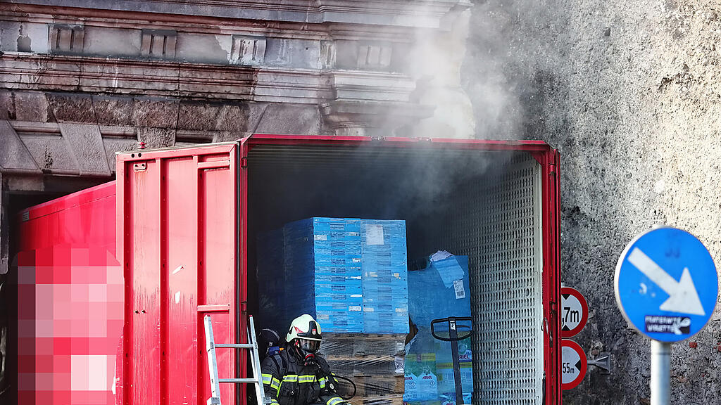 Lkw steckt in Klausentor fest