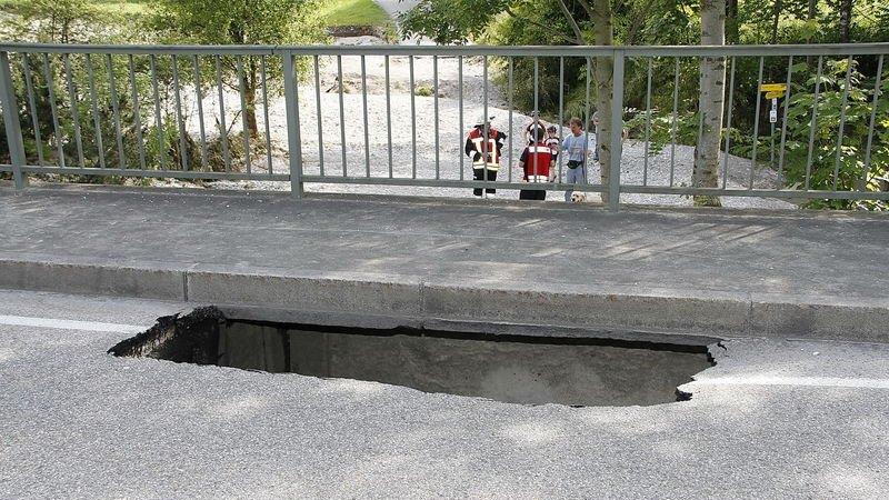 Vier Meter tiefes Loch auf B20
