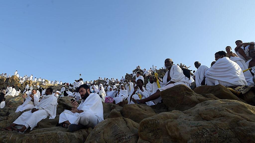 Gläubige Muslime am Berg Arafat bei Mekka