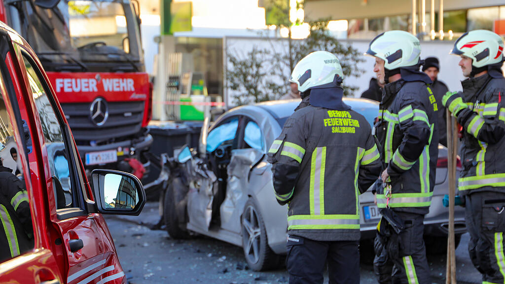 feuerwehrfahrzeug gegen pkw