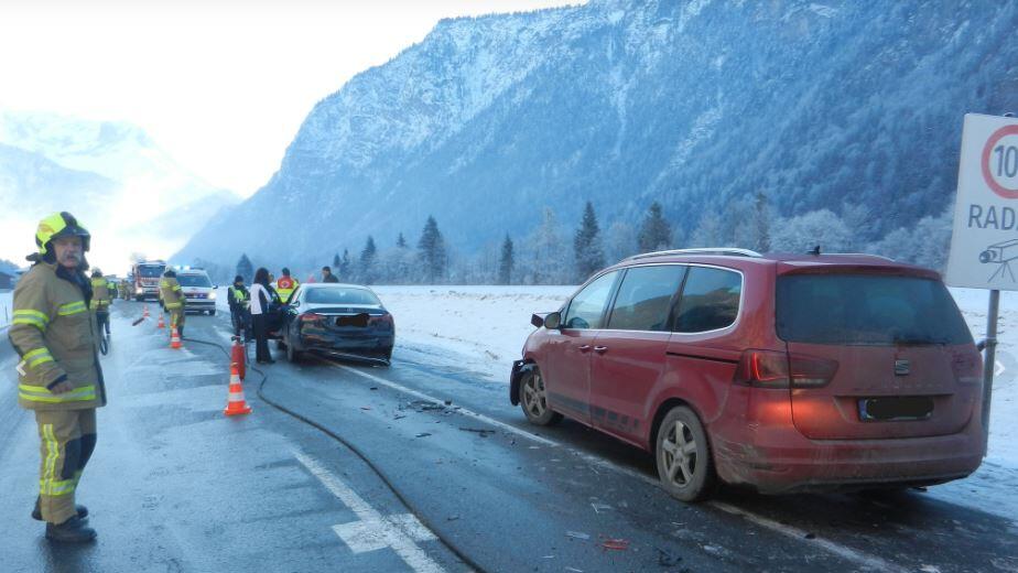 Crash mit sechs Autos auf B311