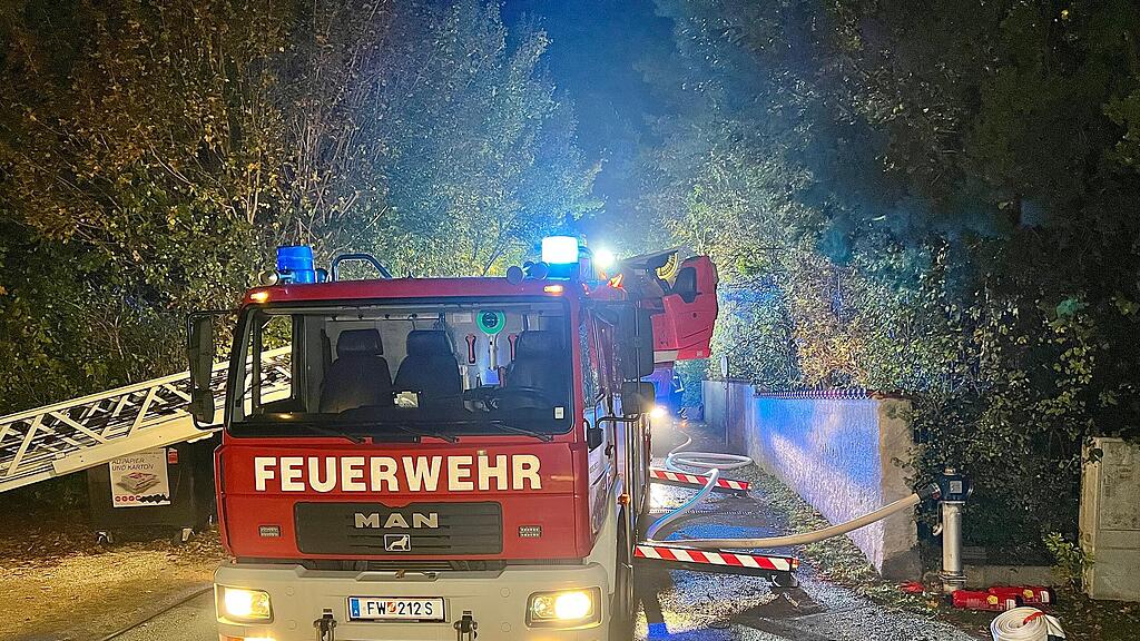 Bewohnerin bei Feuer in Langwied von Balkon gerettet